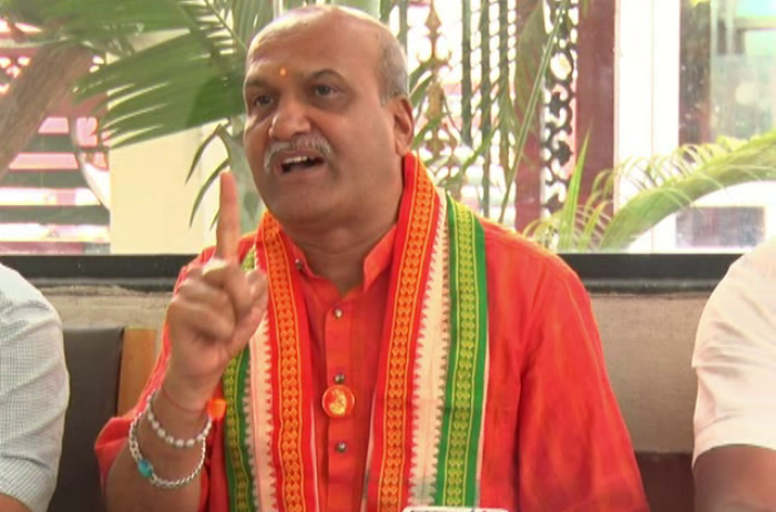 ಗಾಂಧಿ-ನೆಹರುವಿನಿಂದಲ್ಲ, ಬಾಂಬ್-ಬಂದೂಕಿನಿಂದ ಸ್ವಾತಂತ್ರ್ಯ ಸಿಕ್ಕಿದೆ- ಪ್ರಮೋದ್ ಮುತಾಲಿಕ್