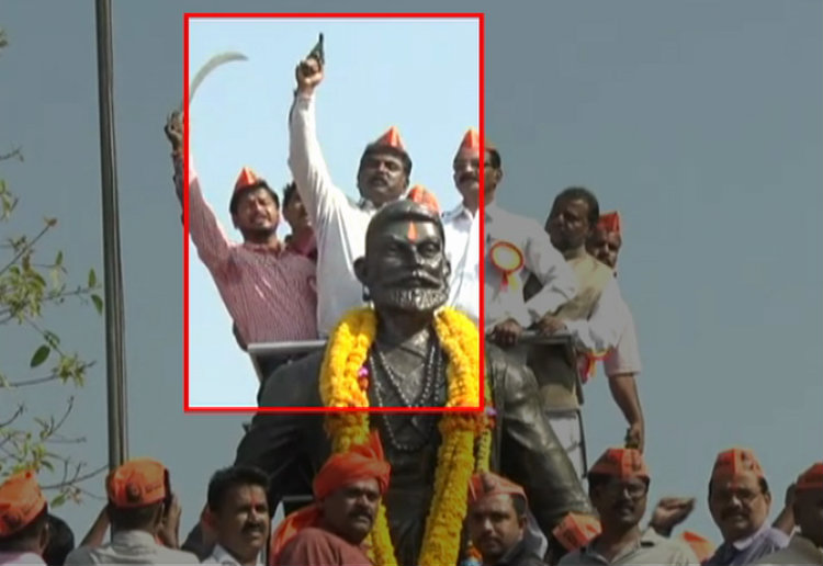 ಧಾರವಾಡದಲ್ಲಿ ಶಿವಾಜಿ ಜಯಂತಿ ಸಂಭ್ರಮಾಚರಣೆ – ಗಾಳಿಯಲ್ಲಿ ಗುಂಡು ಹಾರಿಸಿದ ಮುಖಂಡ