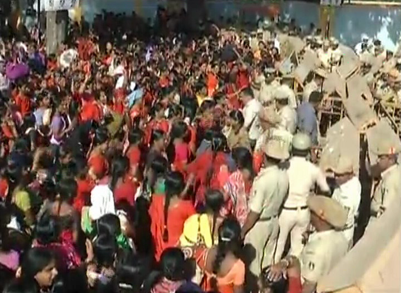 ಸಾವಿರಾರು ಬಿಸಿಯೂಟ ಸಿಬ್ಬಂದಿಗಳಿಂದ ಪ್ರತಿಭಟನೆ- ಸಚಿವ ತನ್ವೀರ್ ಸೇಠ್ ಮನೆ ಮುತ್ತಿಗೆಗೆ ಪೊಲೀಸರ ತಡೆ