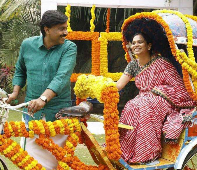 ಮಹಿಳಾ ದಿನಾಚರಣೆಯಂದು ಮಡದಿಯನ್ನು ಹೂವಿನ ಪಲಕ್ಕಿಯಲ್ಲಿ ಮೆರವಣಿಗೆ ಮಾಡಿದ ಮಾಜಿ ಸಚಿವ ಜನಾರ್ದನರೆಡ್ಡಿ!
