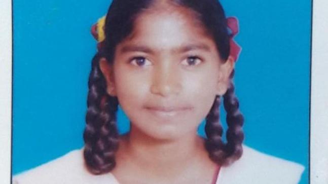ಹಾಲ್‍ ಟಿಕೆಟ್ ಹರಿದ ಸಹಪಾಠಿಗಳು- ಮನನೊಂದು 12ನೇ ಕ್ಲಾಸ್ ವಿದ್ಯಾರ್ಥಿನಿ ಆತ್ಮಹತ್ಯೆ