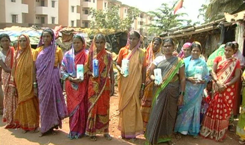 ಮತದಾರರಿಗೆ ಸ್ಯಾನಿಟರಿ ಪ್ಯಾಡ್ ಹಂಚಿಕೆ- ಮುಜುಗರಕ್ಕೆ ಒಳಗಾದ ಮಹಿಳೆಯರಿಂದ ಪ್ರತಿಭಟನೆ