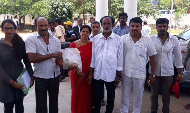 5 ರೂಪಾಯಿ ಡಾಕ್ಟ್ರು 5 ರೂ. ಕಾಯಿನ್ ಗಳನ್ನು ಕೊಟ್ಟು ನಾಮಪತ್ರ ಸಲ್ಲಿಸಿದ್ರು!