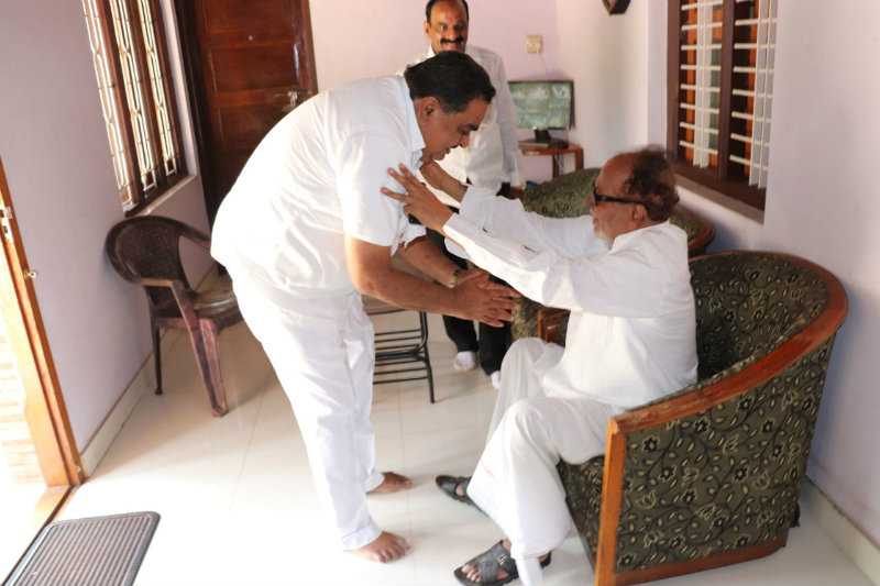 ಜನಾರ್ದನ ಪೂಜಾರಿಯವರ ಕಾಲು ಮುಟ್ಟಿ ಆಶೀರ್ವಾದ ಕೋರಿದ ರಮಾನಾಥ ರೈ