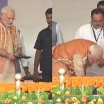 ಬುಡಕಟ್ಟು ಜನಾಂಗದ ಮಹಿಳೆಗೆ ಪಾದರಕ್ಷೆ ತೊಡಿಸಿದ ಪ್ರಧಾನಿ ಮೋದಿ