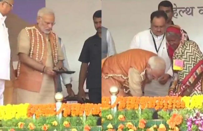 ಬುಡಕಟ್ಟು ಜನಾಂಗದ ಮಹಿಳೆಗೆ ಪಾದರಕ್ಷೆ ತೊಡಿಸಿದ ಪ್ರಧಾನಿ ಮೋದಿ
