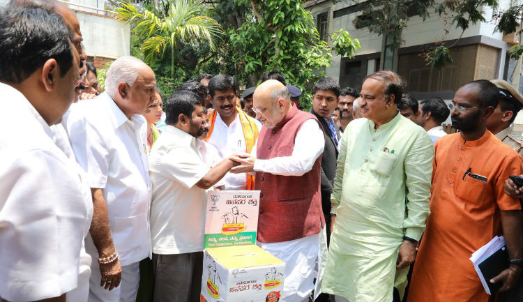 ಸಿದ್ದಲಿಂಗಯ್ಯ ಮನೆಗೆ ಶಾ – ಕುಡಿಯುವ ನೀರಿನ ಬಾಟಲಿಗೆ ಬಗ್ಗೆ ಫೇಸ್‍ಬುಕ್‍ನಲ್ಲಿ ಟೀಕೆ, ನಿಂದನೆ