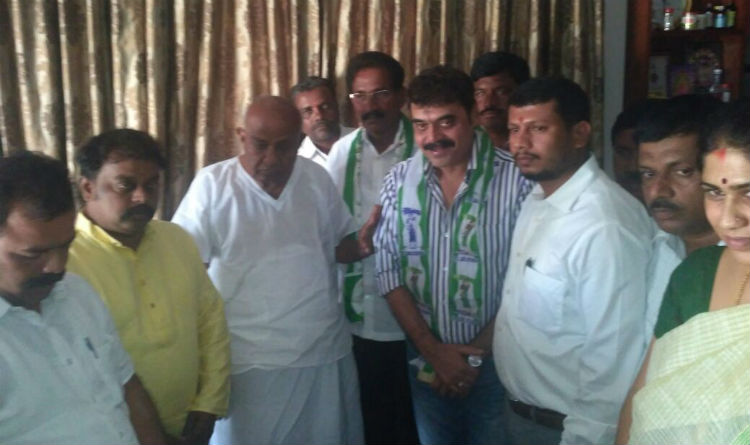 ಕಾಂಗ್ರೆಸ್‍ನ ಮತ್ತೊಂದು ವಿಕೆಟ್ ಪತನ-ಜೆಡಿಎಸ್ ಸೇರಿದ ನಟ ಶಶಿಕುಮಾರ್