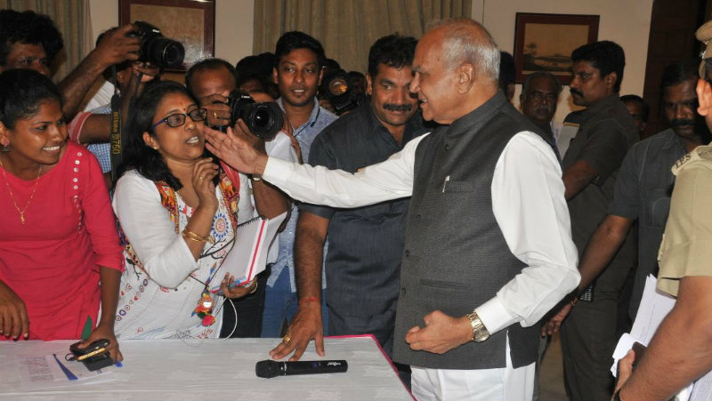 ಪತ್ರಕರ್ತೆಯ ಕೆನ್ನೆ ಸವರಿ ಕ್ಷಮೆ ಕೇಳಿದ ತಮಿಳುನಾಡು ರಾಜ್ಯಪಾಲ