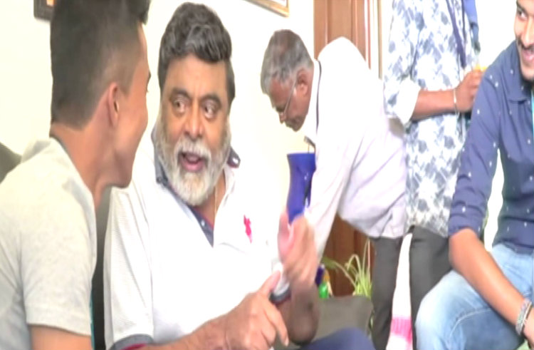 ದೆಹಲಿಯಲ್ಲಿ ನಡೆಯುತ್ತಿದೆ ಟಿಕೆಟ್ ಸ್ಕ್ರೀನಿಂಗ್- ರೆಬೆಲ್ ಸ್ಟಾರ್ ಅಂಬರೀಶ್‍ಗೆ ನೋ ಟೆನ್ಷನ್