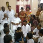 ಅಭಿಮಾನಿ ಮನೆಗೆ ಭೇಟಿ ನೀಡಿ ಭಾವುಕರಾದ ಬಿಎಸ್‍ವೈ