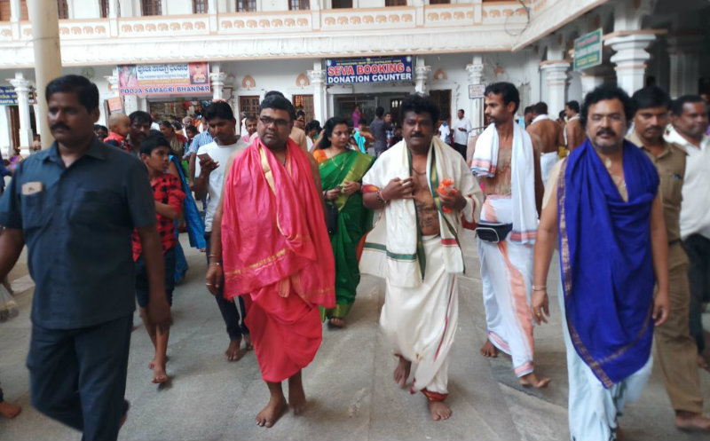 ಮತದಾನದ ಬಳಿಕ ರಾಯರ ದರ್ಶನ ಪಡೆದ ಜಗ್ಗೇಶ್