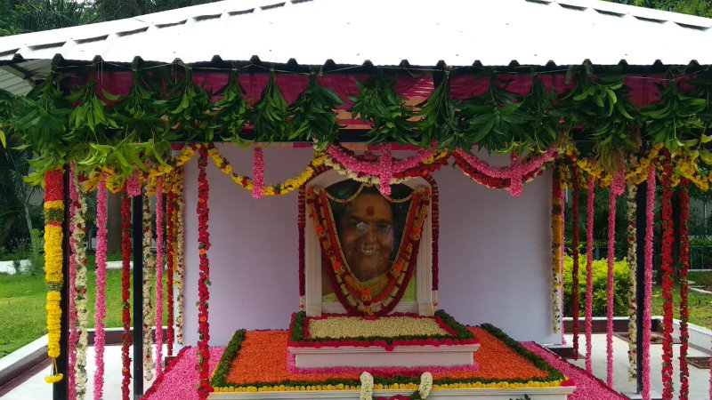 ಪಾರ್ವತಮ್ಮ ರಾಜ್ ಕುಮಾರ್ 1ನೇ ವರ್ಷದ ಪುಣ್ಯ ತಿಥಿ: ಸಮಾಧಿಗೆ ಕುಟುಂಬದಿಂದ ಪೂಜೆ