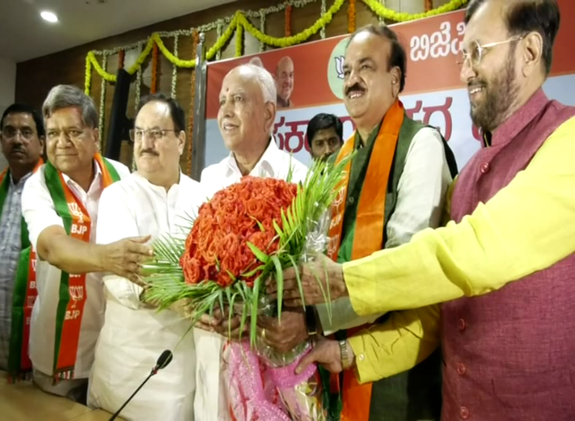 ಯಡಿಯೂರಪ್ಪ ಪ್ರಮಾಣವಚನಕ್ಕಿಲ್ಲ ತಡೆ- ಸುಪ್ರೀಂಕೋರ್ಟ್ ನಲ್ಲೂ ಕಾಂಗ್ರೆಸ್, ಜೆಡಿಎಸ್‍ಗೆ ಹಿನ್ನಡೆ