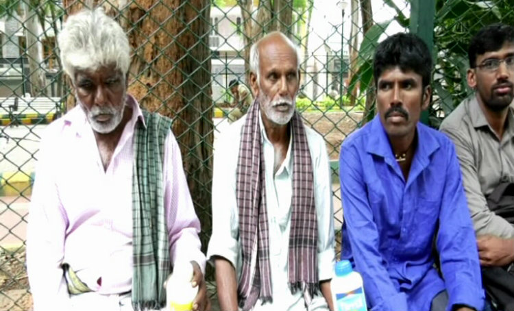 ನ್ಯಾಯಕ್ಕಾಗಿ ಸಿಎಂ ಮನೆ ಮುಂದೆ ವಿಷ ಸೇವಿಸಲು ಮುಂದಾದ ರೈತ ಕುಟುಂಬ!