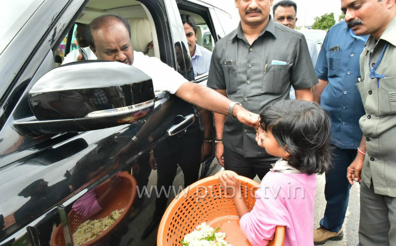 ಮಾರ್ಗ ಮಧ್ಯೆ ಕಾರು ನಿಲ್ಲಿಸಿ ಹೂ ಮಾರುತ್ತಿದ್ದ ಬಾಲಕಿಯ ಕಷ್ಟ ಆಲಿಸಿದ ಸಿಎಂ ಎಚ್‍ಡಿಕೆ