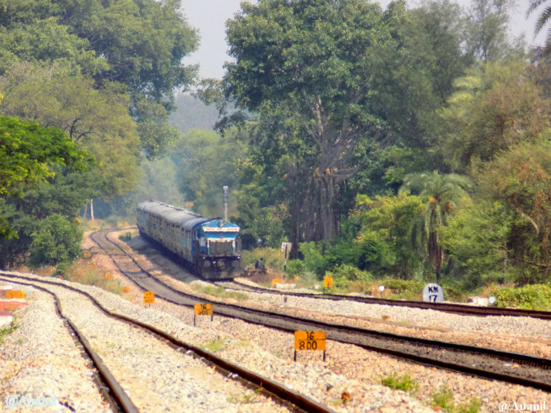 ರೈಲ್ವೇ ಇಲಾಖೆ ವಿರುದ್ಧ ಘೋಷಣೆ ಕೂಗಿ, ಪ್ರಯಾಣಿಕರಿಂದ ಪ್ರತಿಭಟನೆ!