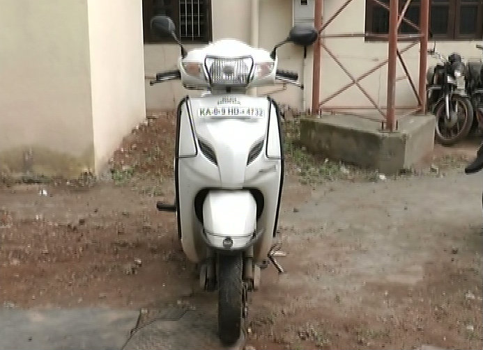 ಸ್ಕೂಟರ್ ಬೆಲೆಗಿಂತ ದಂಡದ ಮೊತ್ತವೇ ಹೆಚ್ಚು: ಪೊಲೀಸರಿಗೆ ಸ್ಕೂಟರ್ ಬಿಟ್ಟು ಹೋದ