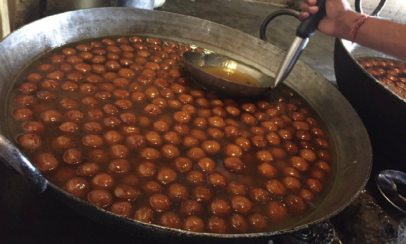 ಬಿಸಿ ಬಿಸಿ ಗುಲಾಬ್ ಜಾಮೂನ್ ಪಾತ್ರೆಗೆ ಬಿದ್ದು ಮಗು ಸಾವು