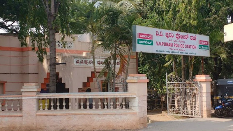 ಫುಟ್ ಪಾತ್ ನಲ್ಲಿನ ಮರಕ್ಕೆ ನೇಣು ಬಿಗಿದುಕೊಂಡ ಯುವಕ