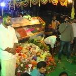 ಕರ್ಮಭೂಮಿಯಲ್ಲಿ ಕರ್ಣನಿಗೆ ನಮನ – ಅಭಿಮಾನಿಗಳನ್ನು ನಿಯಂತ್ರಿಸಲು ವೇದಿಕೆ ಏರಿದ ಯಶ್