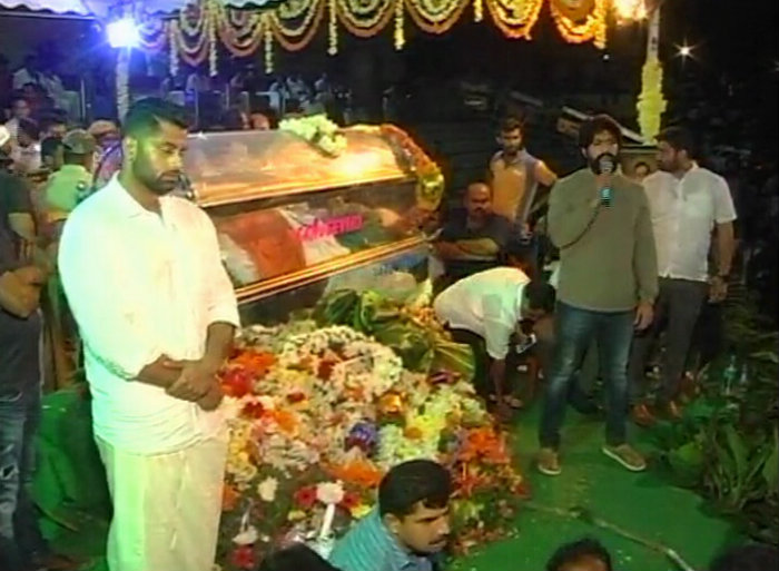 ಕರ್ಮಭೂಮಿಯಲ್ಲಿ ಕರ್ಣನಿಗೆ ನಮನ – ಅಭಿಮಾನಿಗಳನ್ನು ನಿಯಂತ್ರಿಸಲು ವೇದಿಕೆ ಏರಿದ ಯಶ್
