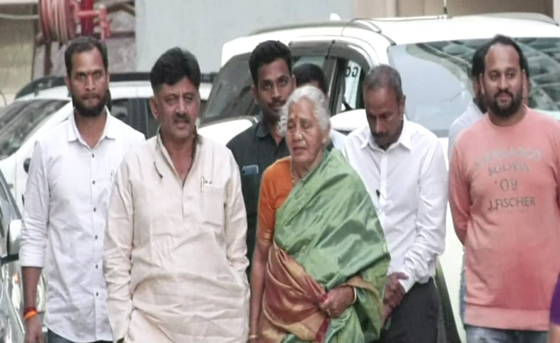 ನಿಮ್ಮ ಮಗನ ಆಸ್ತಿ ಎಷ್ಟಿದೆ  – ಡಿಕೆಶಿ ತಾಯಿಗೆ ಐಟಿ ಕೇಳಿದ ಪ್ರಶ್ನೆಗಳು ಏನು?