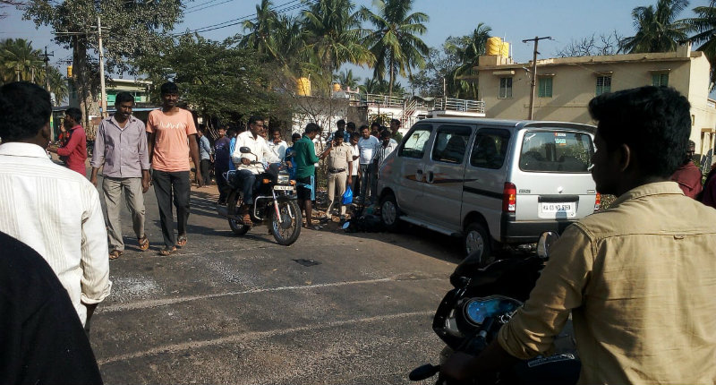 ಓವರ್ ಟೇಕ್ ಮಾಡೋ ಭರದಲ್ಲಿ ಡಿಕ್ಕಿ – ಬೈಕ್ ಮೇಲೆ ಹರಿದ ಕಾರು