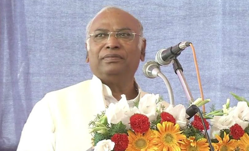 ಗಡಿ ಭಾಗದ ಮತಕ್ಕಾಗಿ ತೆಲುಗು ನಟಿ ಮೊರೆ ಹೋದ ಖರ್ಗೆ
