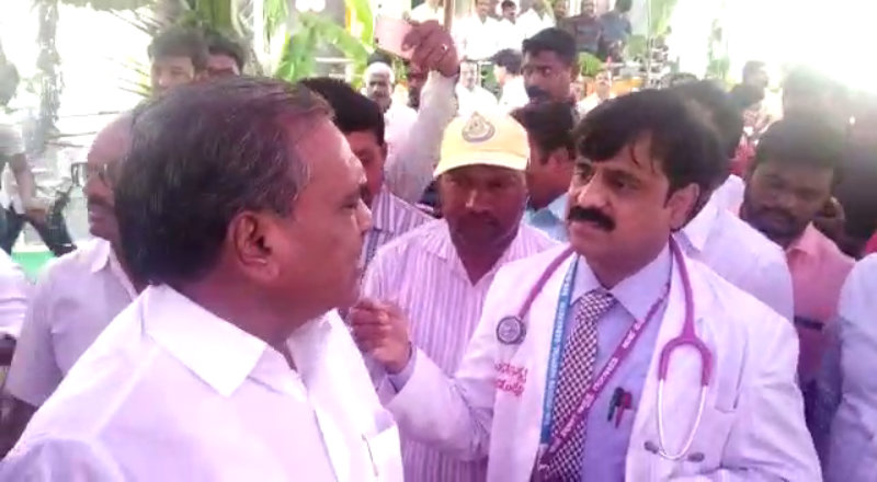 ಬ್ಯಾನರ್‌ನಲ್ಲಿ ಫೋಟೋ ಮಿಸ್ – ಅಧಿಕಾರಿಗಳ ವಿರುದ್ಧ ಶಾಸಕ ಮುನವಳ್ಳಿ ಗರಂ