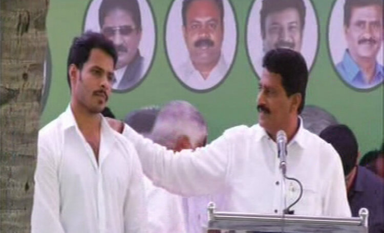 ಪಟ್ಟಾಭಿಷೇಕ ವೇದಿಕೆಯಲ್ಲೇ, ನಿಖಿಲ್ ಮದುವೆ ಮಾತು!