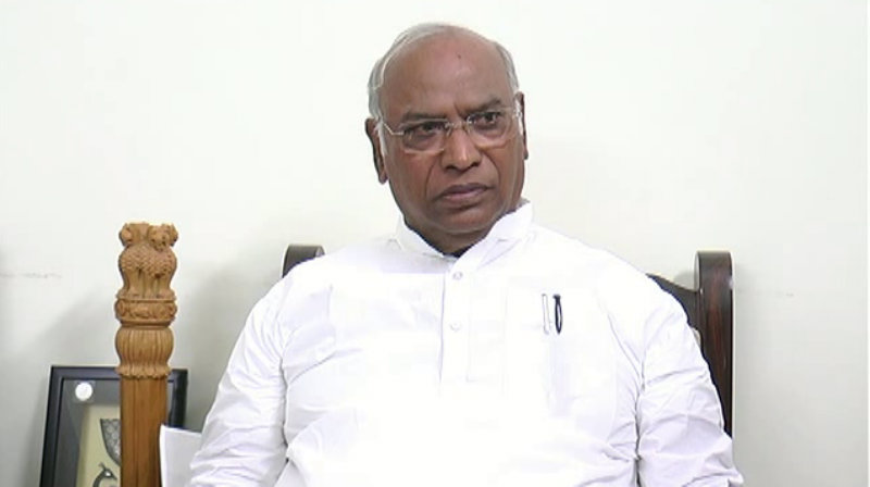 ಎಲ್ಲಾ ಕಾಯಿಲೆಗೂ ಔಷಧಿವಿದೆ, ಆದ್ರೆ ಹೊಟ್ಟೆ ಕಿಚ್ಚಿಗಿಲ್ಲ: ಪುತ್ರನನ್ನು ಟೀಕಿಸಿದವರಿಗೆ ಖರ್ಗೆ ತಿರುಗೇಟು