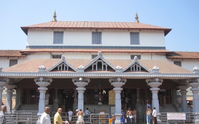 ಧರ್ಮಸ್ಥಳದ ನಂದಾದೀಪ ಆರಿದ ವದಂತಿ- ಭಯಬಿದ್ದು ರಾತ್ರೋರಾತ್ರಿ ಮನೆ ಸಾರಿಸಿ ಹಣತೆ ಹಚ್ಚಿದ್ರು ಜನ!