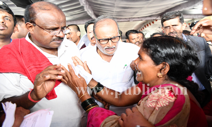 ಕರೇಗುಡ್ಡ ಗ್ರಾಮ ವಾಸ್ತವ್ಯ ಅಂತ್ಯ-ಉಜಳಂಬದತ್ತ ಸಿಎಂ