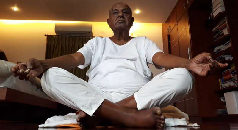 ಹಲವು ಭಂಗಿಗಳಲ್ಲಿ ಮಾಜಿ ಪ್ರಧಾನಿ ಎಚ್‍ಡಿಡಿಯಿಂದ ಯೋಗಾಸನ