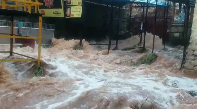 ಮಳೆ ನೀರಿನ ರಭಸಕ್ಕೆ ಕೊಚ್ಚಿಕೊಂಡು ಹೋಗಿ ಮಹಿಳೆ ಸಾವು