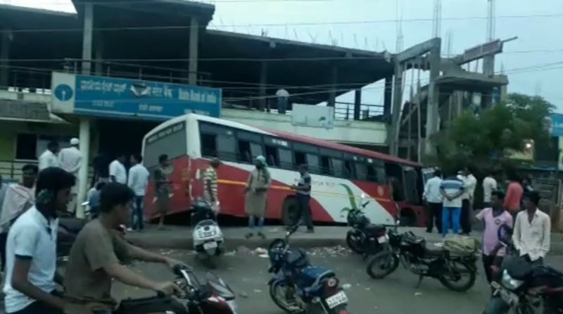 ವಿದ್ಯುತ್ ಟಿಸಿಗೆ ಡಿಕ್ಕಿಯಾದ ಸರ್ಕಾರಿ ಬಸ್ – ತಪ್ಪಿತು ಭಾರೀ ಅನಾಹುತ