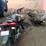 ದುಷ್ಕರ್ಮಿಗಳಿಂದ ಅಟ್ಟಹಾಸ – ಮೂರು ಬೈಕ್‍ಗಳಿಗೆ ಬೆಂಕಿ