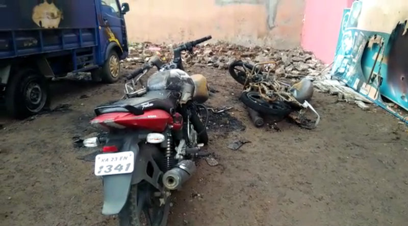 ದುಷ್ಕರ್ಮಿಗಳಿಂದ ಅಟ್ಟಹಾಸ – ಮೂರು ಬೈಕ್‍ಗಳಿಗೆ ಬೆಂಕಿ