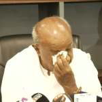 90ರ ವಯಸ್ಸಿನಲ್ಲಿ ಬಂದು ನಿಮ್ಮ ಬಳಿ ಕೈ ಚಾಚುತ್ತಿದ್ದೇನೆ, ನಿಖಿಲ್ ಗೆಲ್ಲಿಸಿ: ಹೆಚ್‍ಡಿಡಿ ಕಣ್ಣೀರು