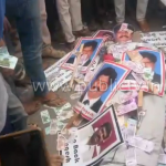 ನಾಗೇಶ್ ಫೋಟೋ ಮೇಲೆ ಹಣ ಚೆಲ್ಲಿ, ಚಪ್ಪಲಿಯಿಂದ ಹೊಡೆದ ರೈತರು