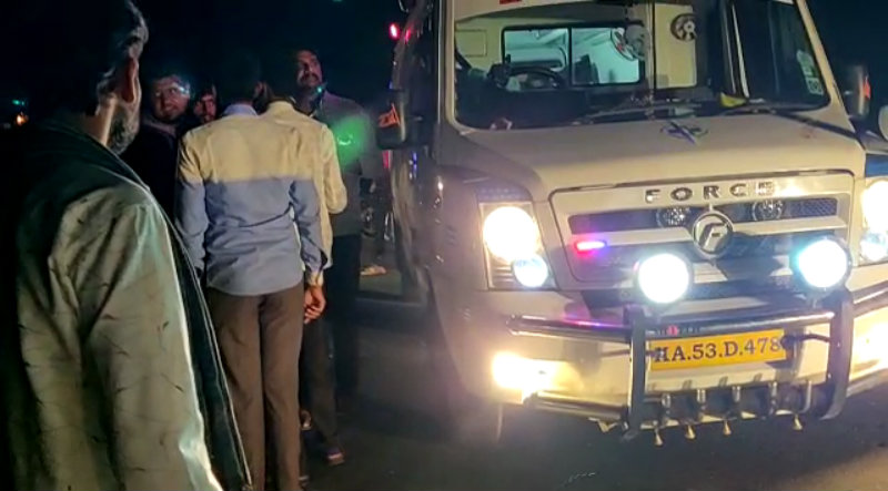 ಮದುವೆಗೆ ತೆರಳುತ್ತಿದ್ದಾಗ ಕಾರು ಡಿಕ್ಕಿ- ಪತಿ ಸ್ಥಳದಲ್ಲೇ ಸಾವು