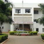 ಲೈಟ್ ಕಂಬಕ್ಕೆ ಡಿಕ್ಕಿ- ಹೊತ್ತಿ ಉರಿದ ಆಯಿಲ್ ಟ್ಯಾಂಕರ್