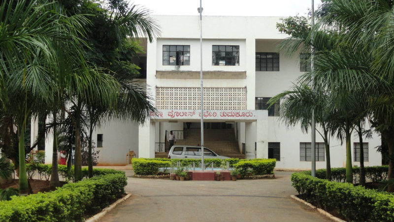 ಲೈಟ್ ಕಂಬಕ್ಕೆ ಡಿಕ್ಕಿ- ಹೊತ್ತಿ ಉರಿದ ಆಯಿಲ್ ಟ್ಯಾಂಕರ್