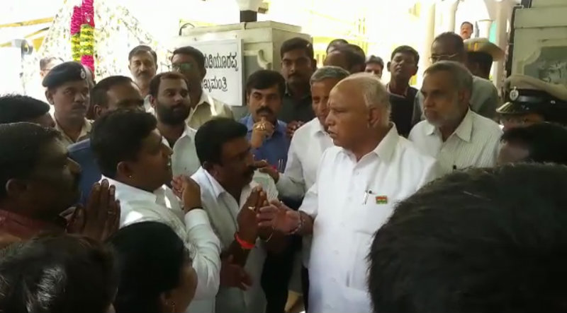 ಚಿಂಚನಸೂರ್ ಗೆ ಸಚಿವ ಸ್ಥಾನ ಕೊಡಿ – ಬಿಎಸ್‍ವೈ ಕಾಲಿಗೆ ಬಿದ್ದ ಬೆಂಬಲಿಗರು