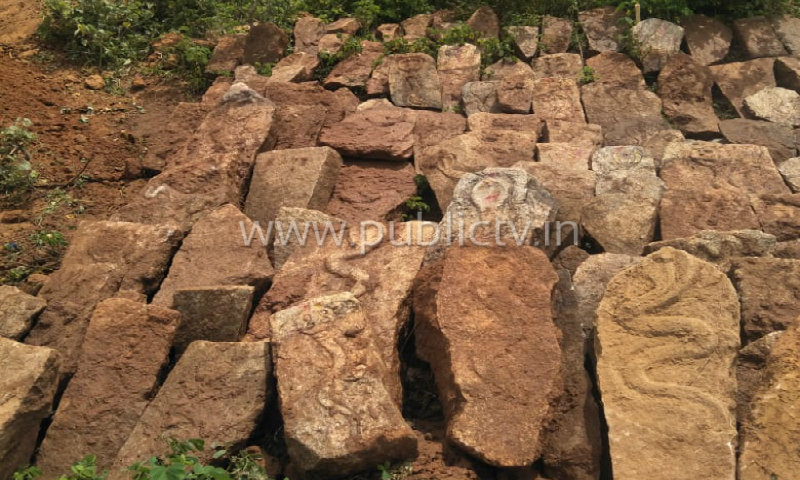 ಕೆರೆಯ ಏರಿಯಲ್ಲಿ ಸಿಗ್ತು 200ಕ್ಕೂ ಹೆಚ್ಚು ನಾಗರಕಲ್ಲು