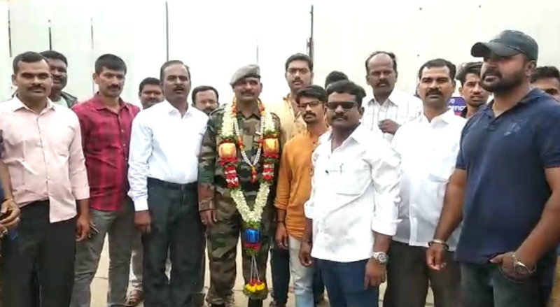 ನಿವೃತ್ತಿಯಾಗಿ ತವರಿಗೆ ಮರಳಿದ ಯೋಧನಿಗೆ ಅದ್ಧೂರಿ ಸ್ವಾಗತ