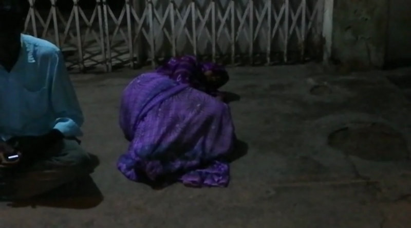 ಆಧಾರ್  ಕಾರ್ಡ್ ಗಾಗಿ ಬ್ಯಾಂಕ್ ಮುಂದೆ ಮಲಗಿದ ಜನ
