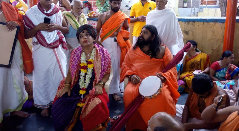 ವಿಚಿತ್ರ ಸ್ವಾಮೀಜಿಯನ್ನು ಗ್ರಾಮದಿಂದ ಹೊರಹಾಕಿದ ಸ್ಥಳೀಯರು