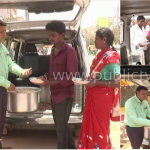 ಚಿಕ್ಕಬಳ್ಳಾಪುರ ಜಿಲ್ಲಾಸ್ಪತ್ರೆ ಮುಂದೆ ಡಾಕ್ಟರ್ ದಂಪತಿಯಿಂದ ರೋಗಿಗಳಿಗೆ ಫ್ರೀ ಊಟ